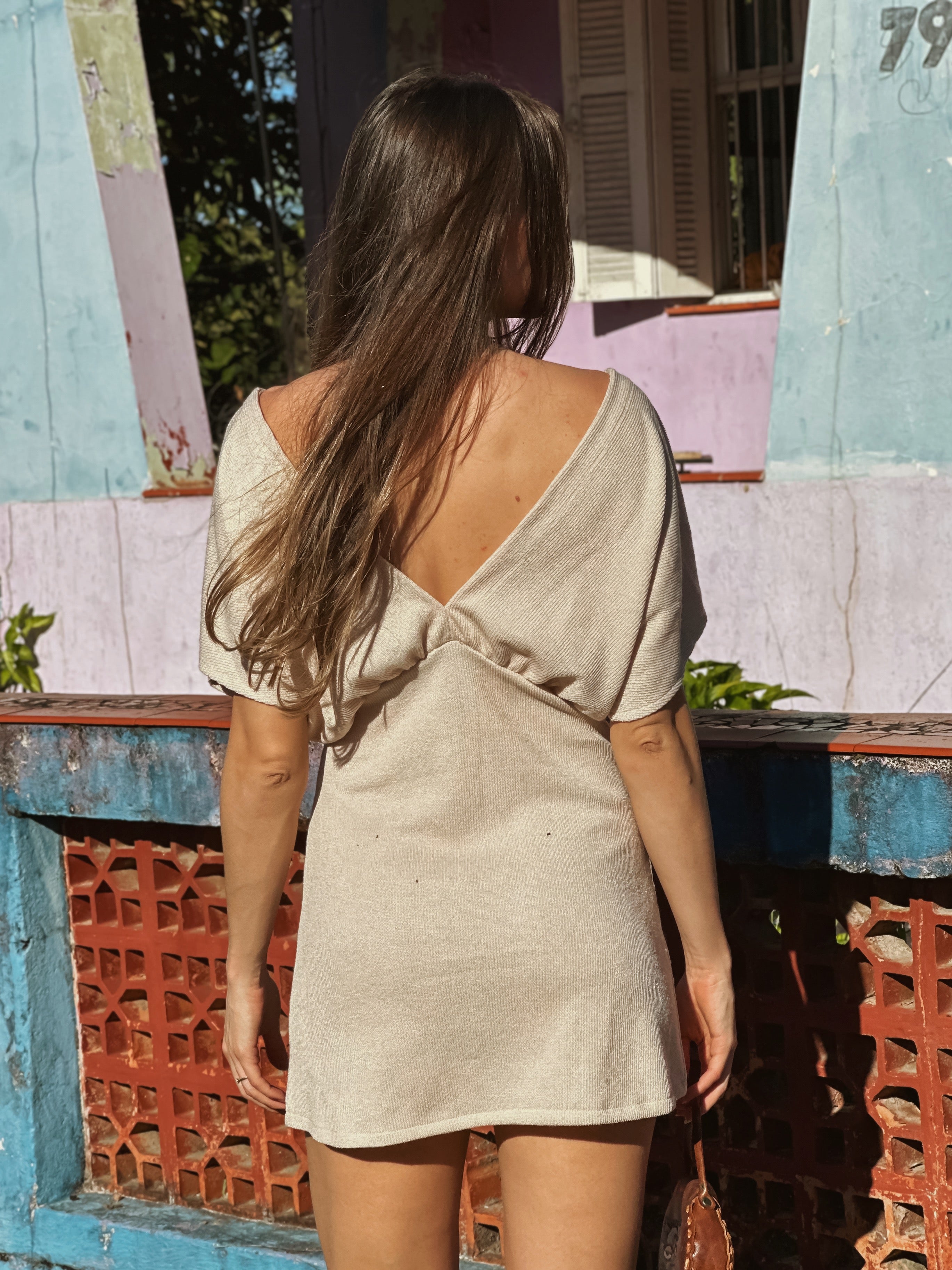 Vestido Curto com Decote e Manga Ampla Cream