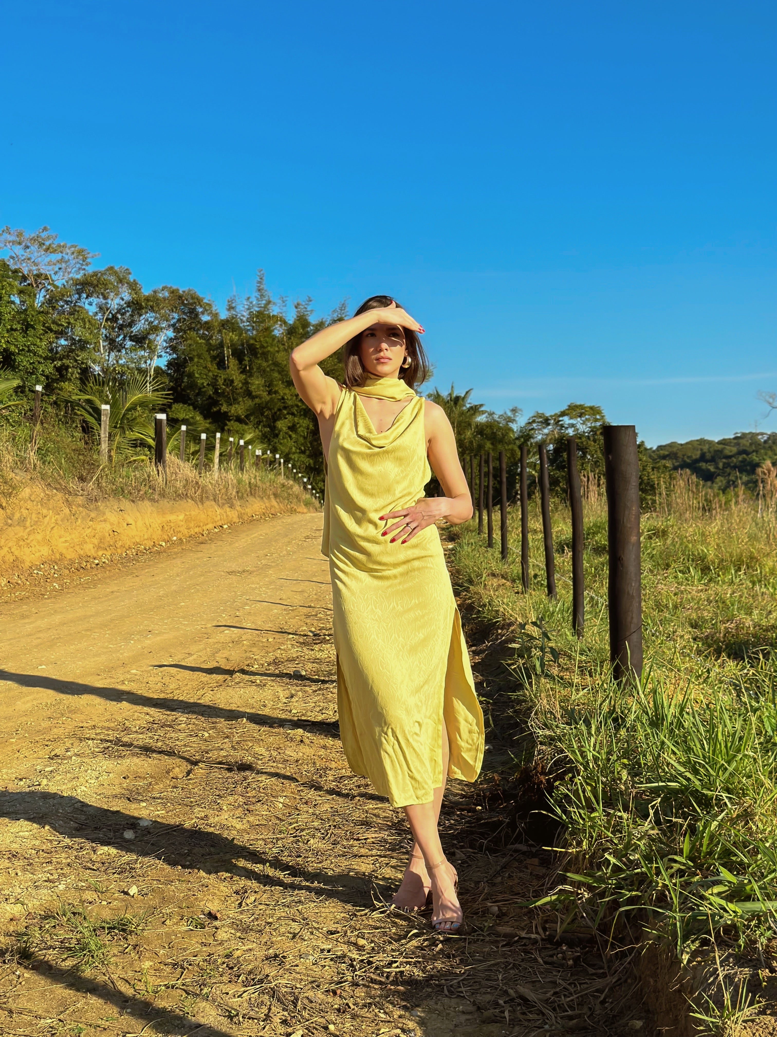 Vestido Mídi Amarelo com Decote nas Costas e Fenda Grace