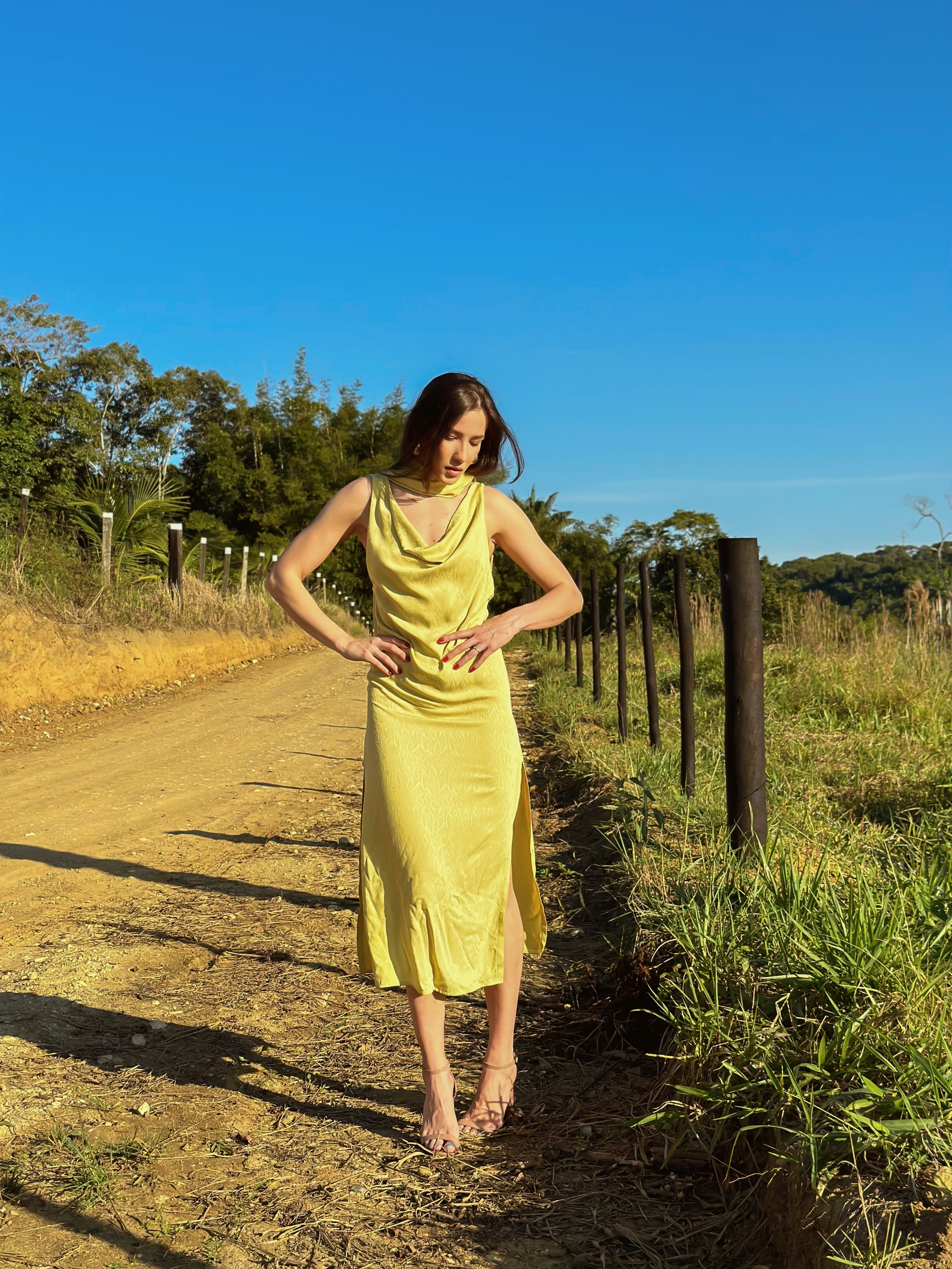 Vestido Mídi Amarelo com Decote nas Costas e Fenda Grace