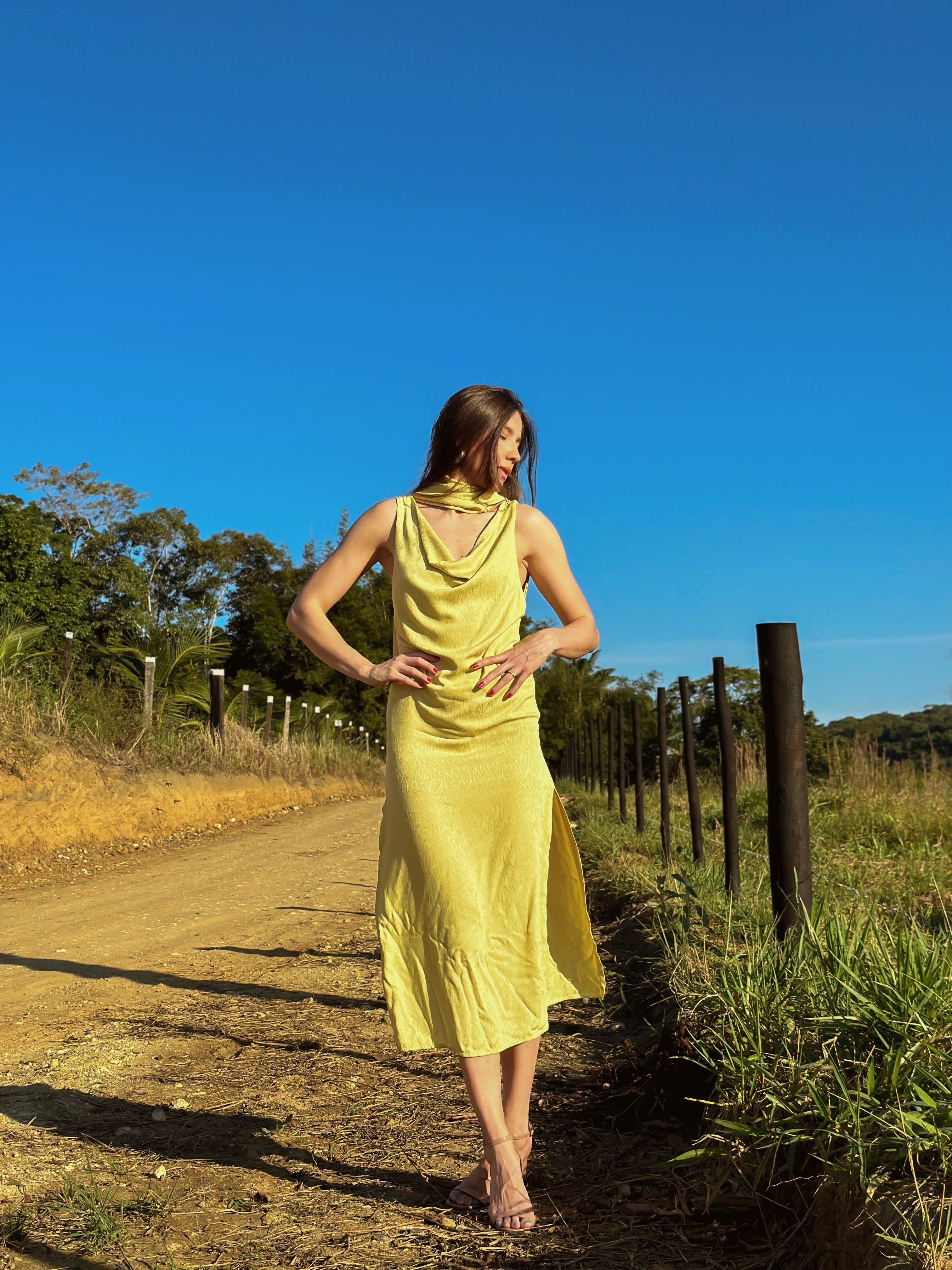 Vestido Mídi Amarelo com Decote nas Costas e Fenda Grace