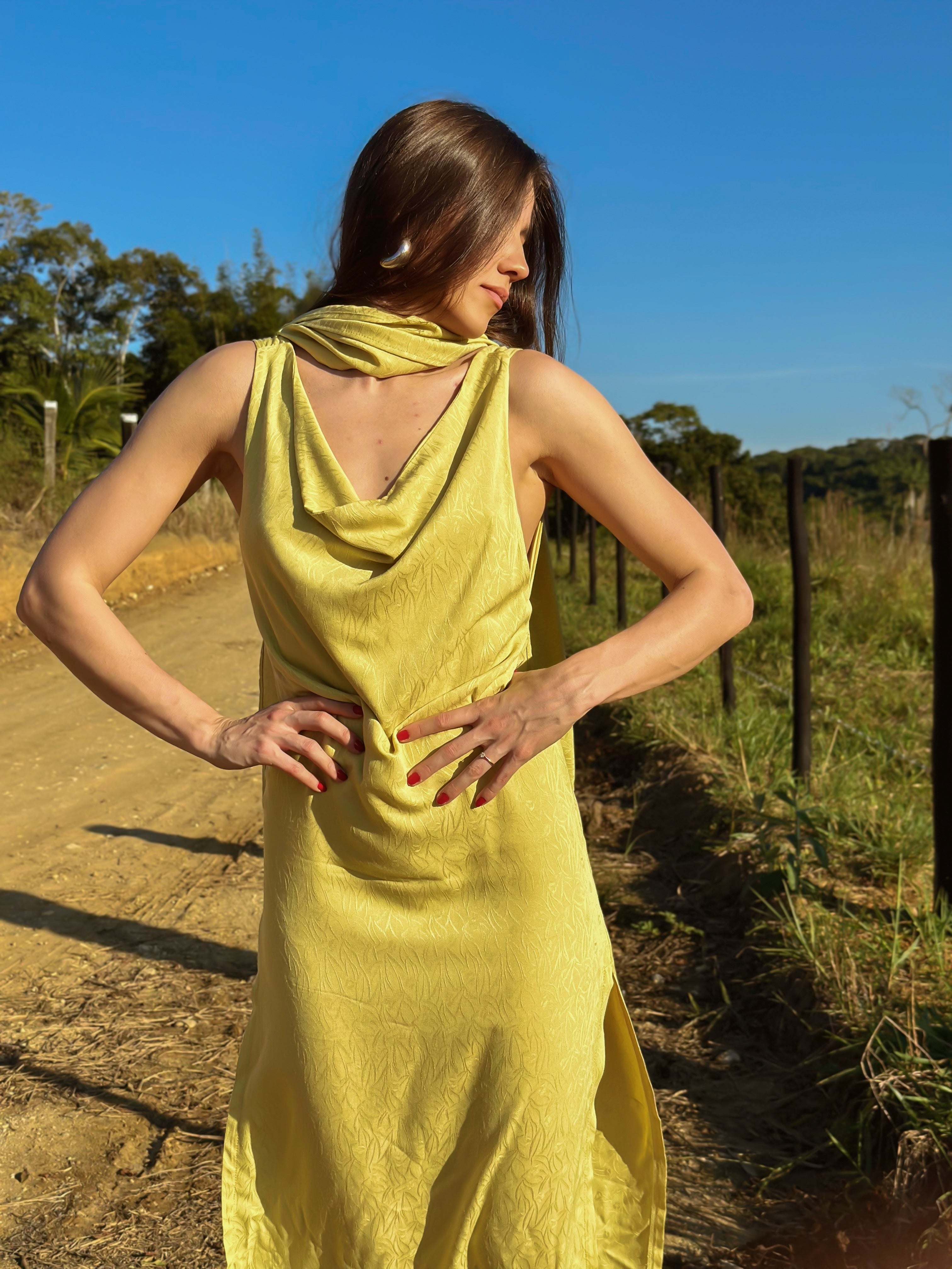 Vestido Mídi Amarelo com Decote nas Costas e Fenda Grace