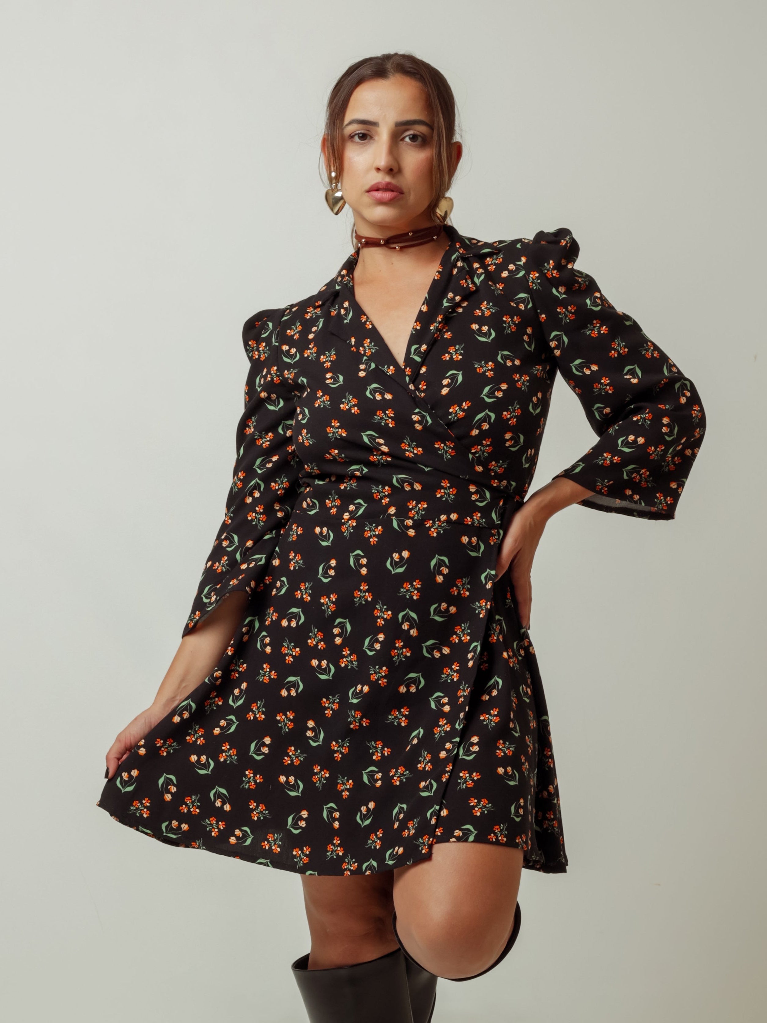 Vestido Envelope Curto com Gola Binoche