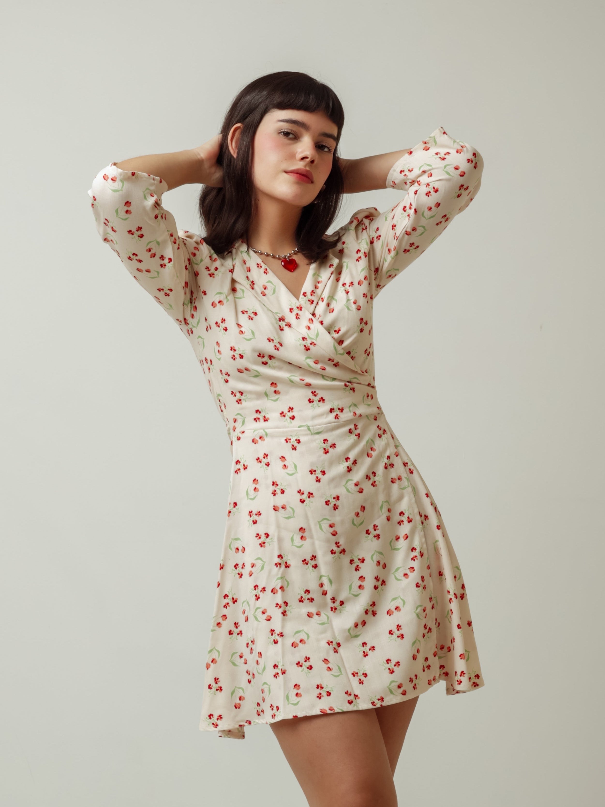 Vestido Envelope Curto com Gola Binoche