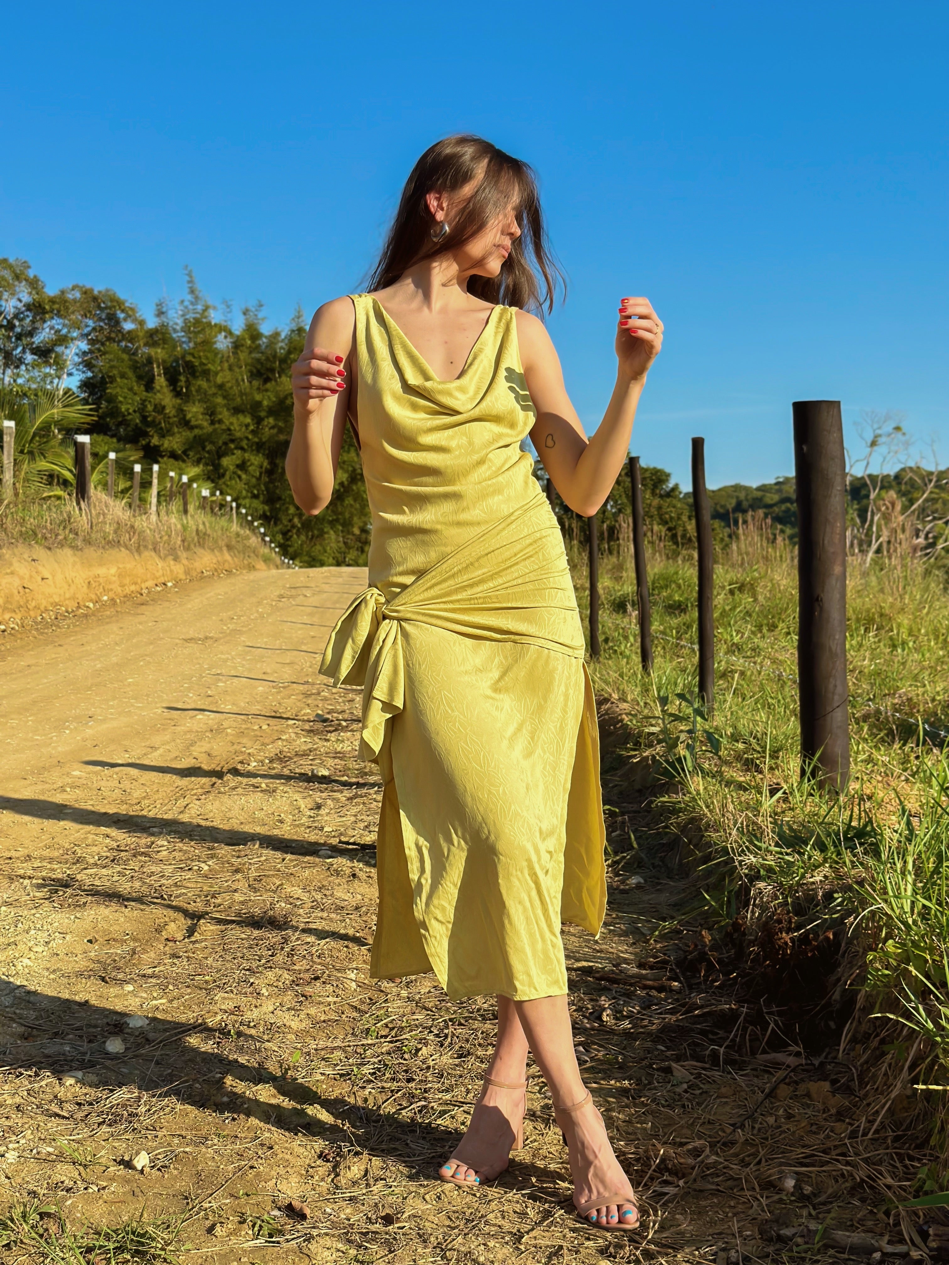 Vestido Mídi Amarelo com Decote nas Costas e Fenda Grace